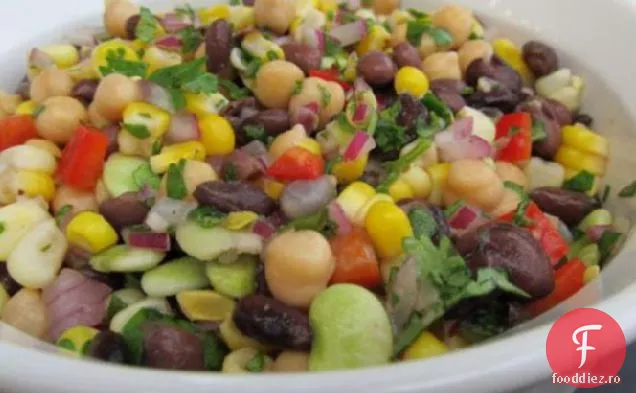 Salată sud-vestică cu porumb și fasole neagră