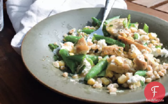 Salată de pui, fasole verde, porumb și Farro cu brânză de capră
