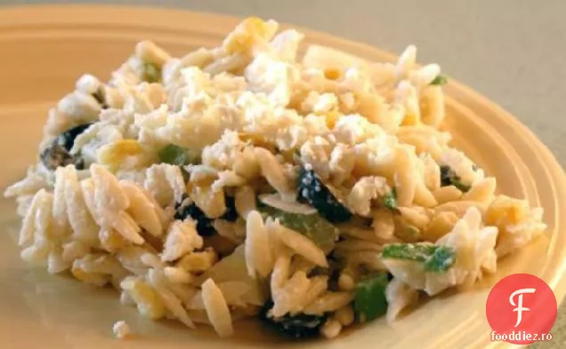Salată Orzo cu porumb și castraveți-pansament Feta