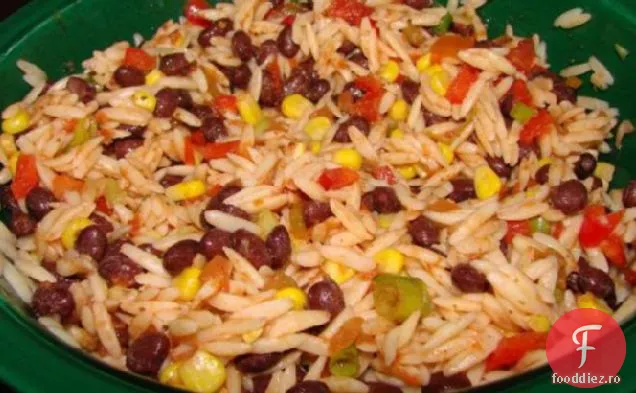 Salată de salsa Orzo și fasole neagră