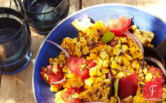 Salată de porumb carbonizată cu busuioc și roșii