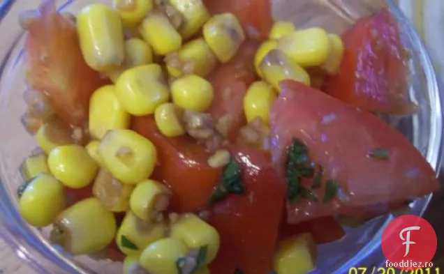 Salată de porumb, roșii și busuioc