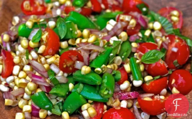 Cina în seara asta: salată de porumb crud, roșii și mazăre Amagansett