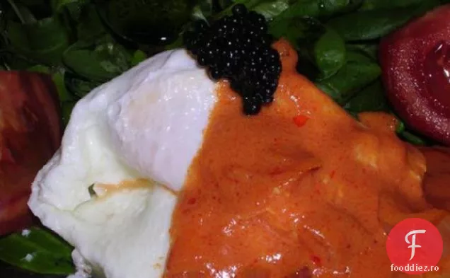 Ouă pocate pe salată de câmp cu sos de roșii și Caviar
