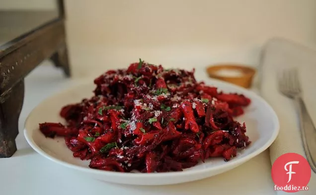 Fusilli De Sfeclă Roșie Cu Balsamic, Semințe De Mac Și Mentă