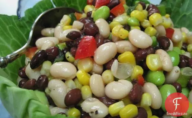 Salată De Fasole Verde Cu Porumb, Roșii Cherry Și Busuioc