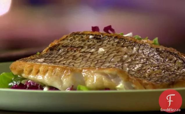 Bas negru ars cu verdeață amară, Grapefruit și salată Feta