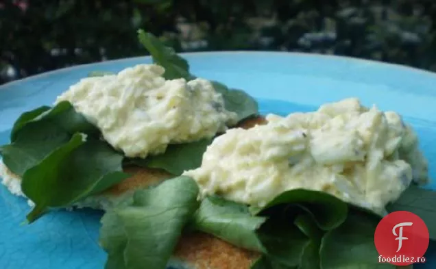Salată de ouă cu față deschisă și sandviș cu Nasturel