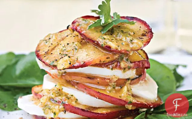 Salată de piersici și Mozzarella la grătar