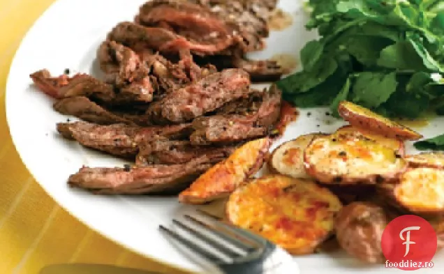 Friptură de fustă cu cartofi de usturoi crocanți