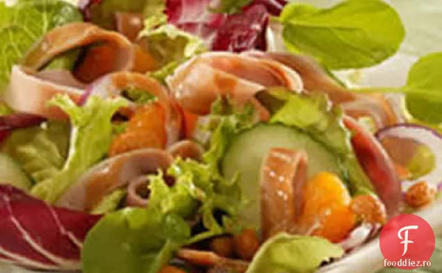 Salată de șuncă cu pansament fierbinte de arahide