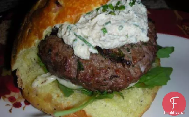 Chiftele Pub (burgeri) cu sos de hrean și Creson