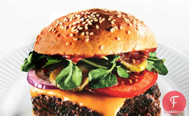 Cheeseburgeri cu carne de vită triplă cu Ketchup condimentat și murături cu oțet roșu