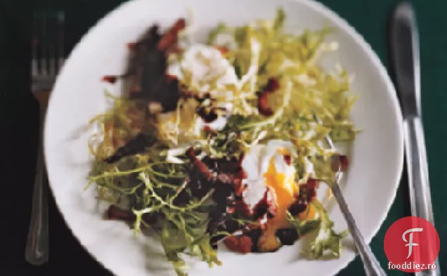 Cald Frisincrose-Lardon Salade cu ouă Pocate în sos de vin roșu