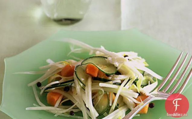 Salată de Papaya, andive și carne de crab
