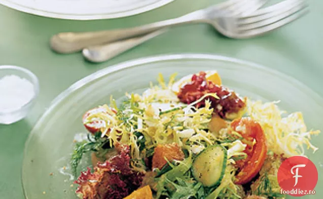 Salată mediteraneană cu crutoane de pâine de măsline