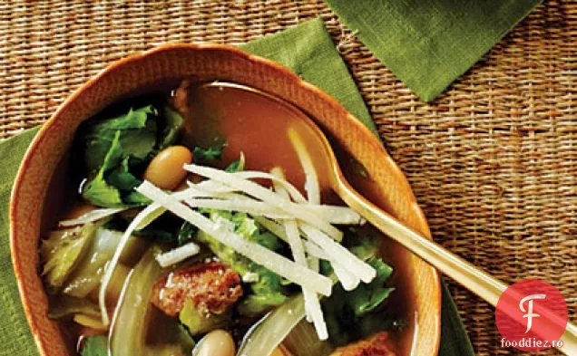 Supă de Escarole, fasole și cârnați cu parmezan