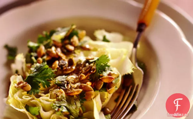 Inimi Escarole cu vinaigretă cu semințe de dovleac de lămâie