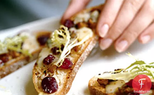 Salată frisincrode cu brânză albastră, nuc și Crostini de afine