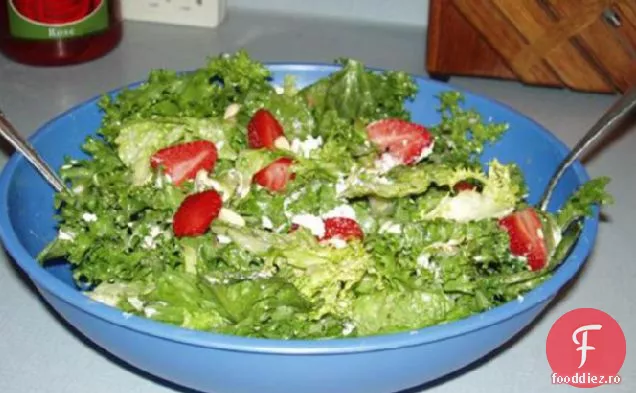 Salată De Căpșuni, Brânză De Capră Și Nuci De Pin Din Pacific Northwest