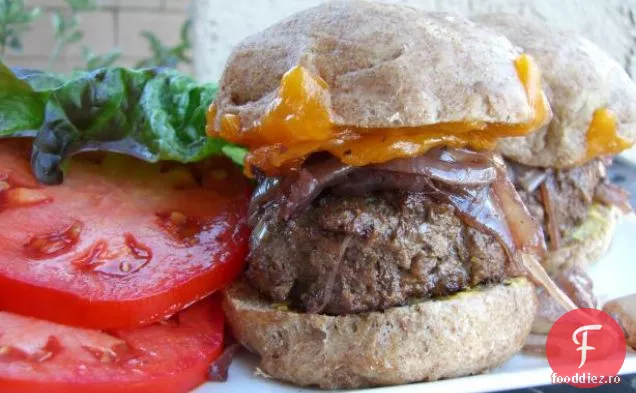 Burgeri de bizoni cu ceapă Cabernet și Cheddar din Wisconsin