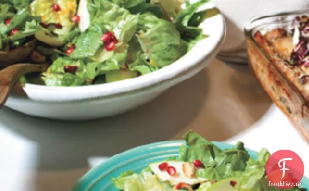 Salată de salată Escarole și unt cu semințe de rodie și alune