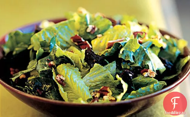 Salată verde mixtă cu prune uscate și nuci pecan prăjite
