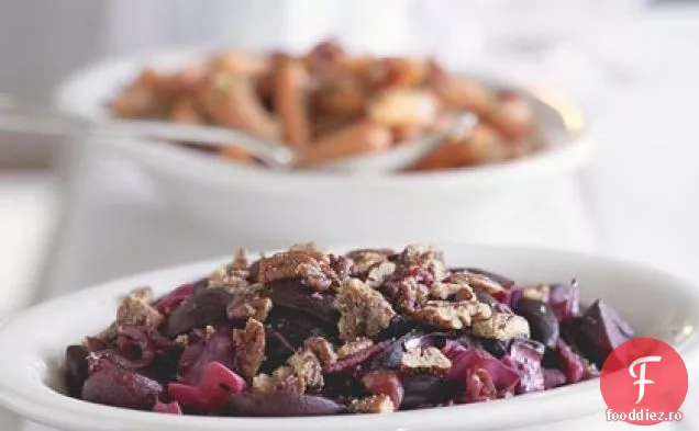 Sfeclă glazurată și varză cu piper-nuci pecan prăjite