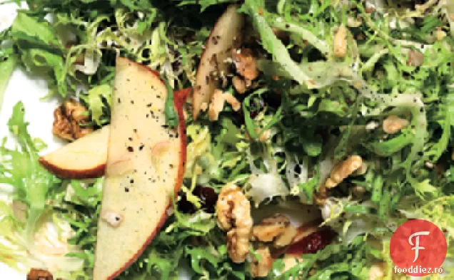 Frisocrode și salată de mere cu cireșe uscate și nuci