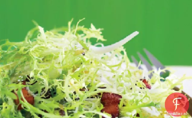 Salată Frisee cu vinetă caldă de slănină