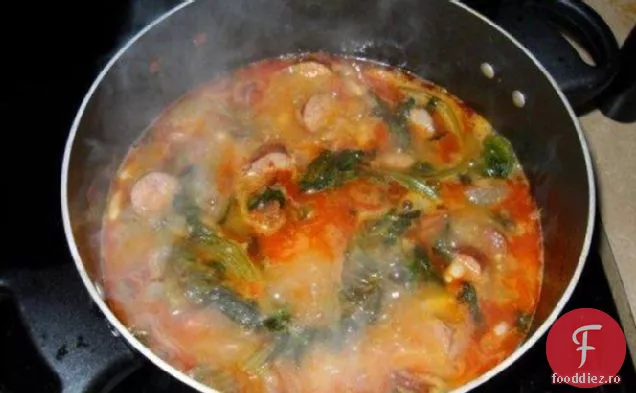 Verdeață italiană și fasole cu variație de cârnați