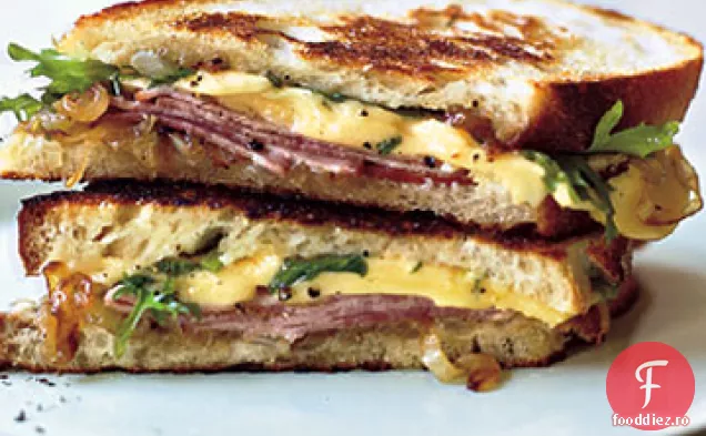 Sandvișuri cu șuncă la grătar și Gouda cu Friscrode și ceapă caramelizată