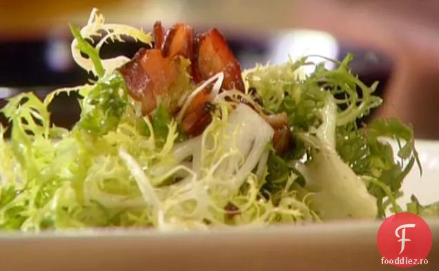 Salată Frisee cu brânză albastră, slănină și alune
