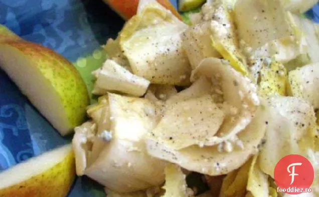 Salată belgiană de andive, brânză albastră și pere