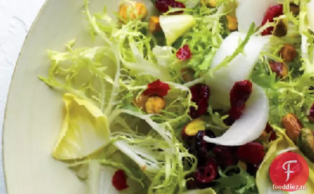Salată Frisee cu afine și fistic