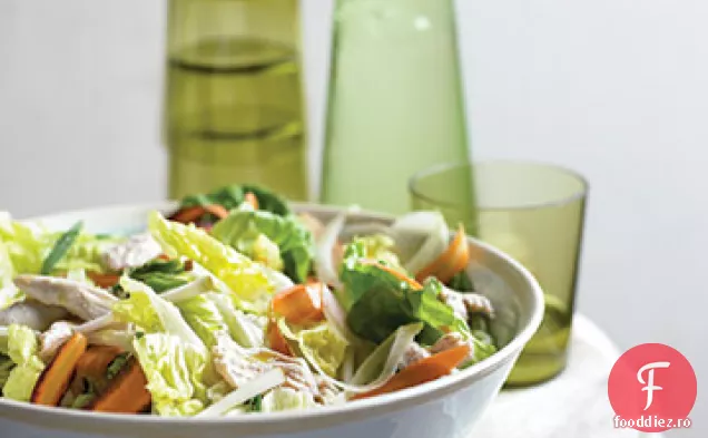 Salată de pui braconată cu legume feliate subțire