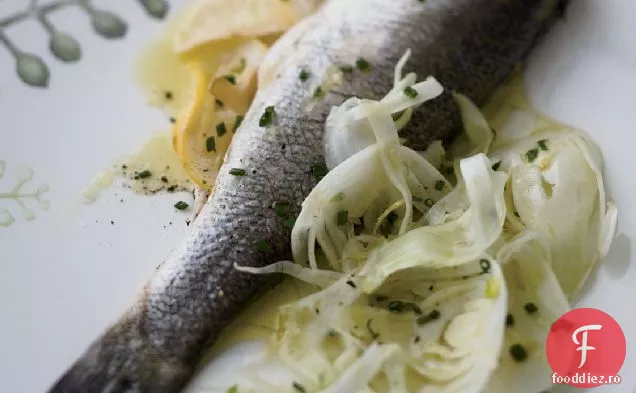 Bas cu dungi aburite cu ghimbir și lămâie cu salată de fenicul