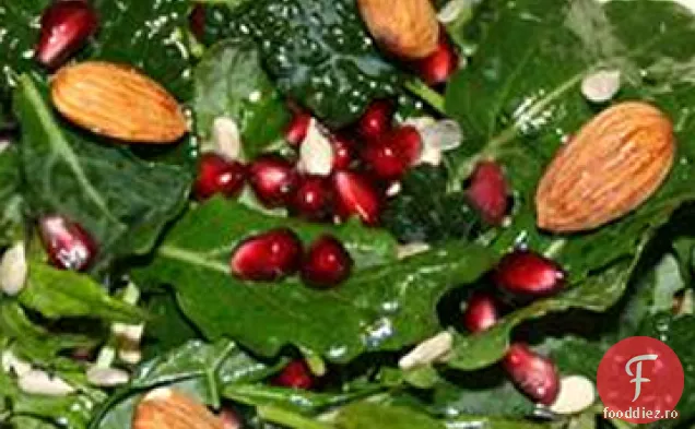 Salată de Kale cu rodie, semințe de floarea soarelui și migdale feliate