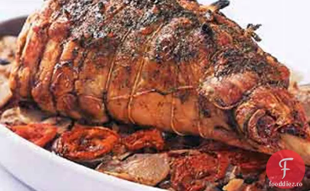 Picior de miel prăjit pe cartofi, vinete și roșii Tian