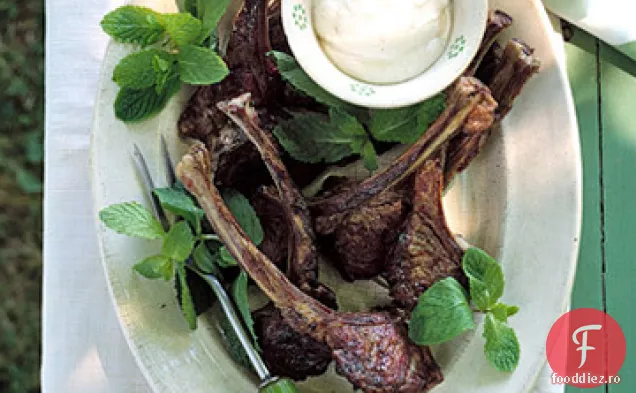 Cotlete De Miel La Grătar Cu Sos De Iaurt Cu Lămâie