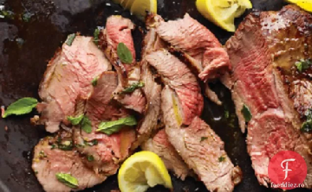 Picior de miel la grătar cu usturoi și mentă