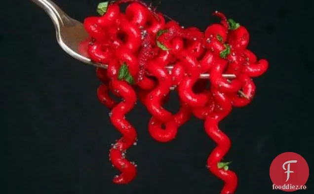 Fusilli De Sfeclă Roșie Cu Balsamic, Semințe De Mac Și Mentă