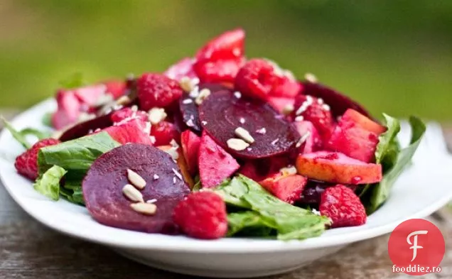 Salată De Sfeclă, Măr Și Portocale Într-O Vinetă De Zmeură De Casă