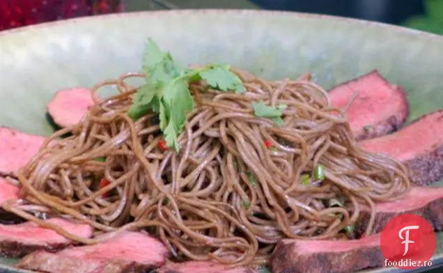 Salată picantă de miel și tăiței Soba