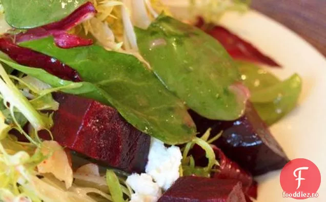 Salată de sfeclă prăjită cu brânză de capră, nuci și miere-Dijon Vina