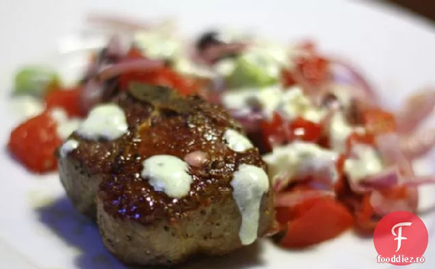 Cotlet de miel cu salată grecească și sos de iaurt-lămâie