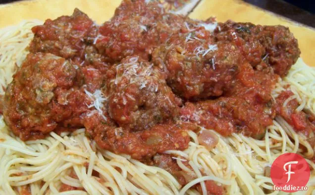 Acesta este un parmezan picant de chiftele peste spaghete