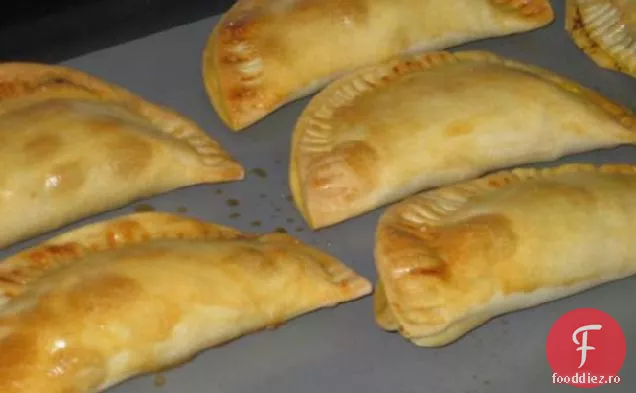 Patties Jamaican; carne de vită, pui sau miel