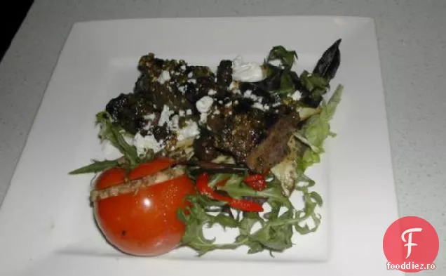 Miel la grătar pe salată mediteraneană