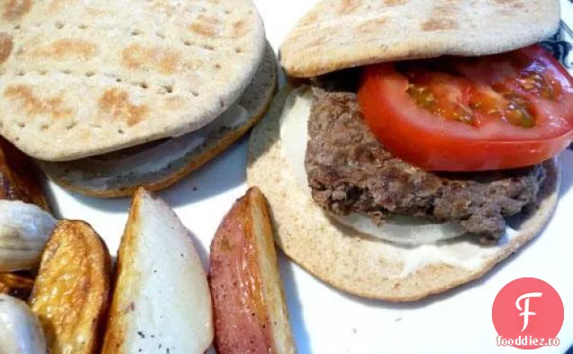Pâine De Carne Gyro Grecească Cu Sos De Iaurt De Castraveți